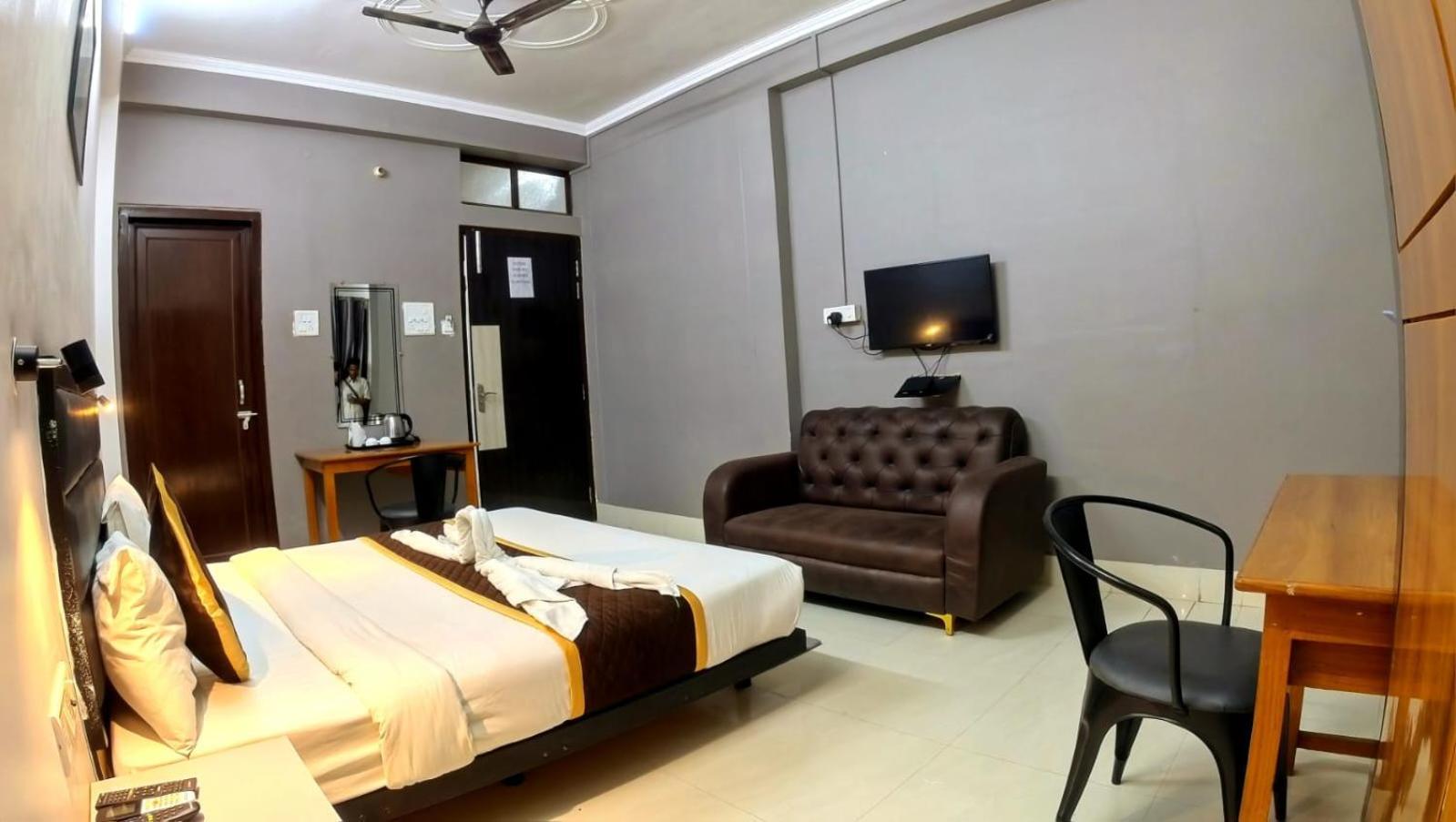 Holidayy Inn Allāhābād Junction Exteriör bild